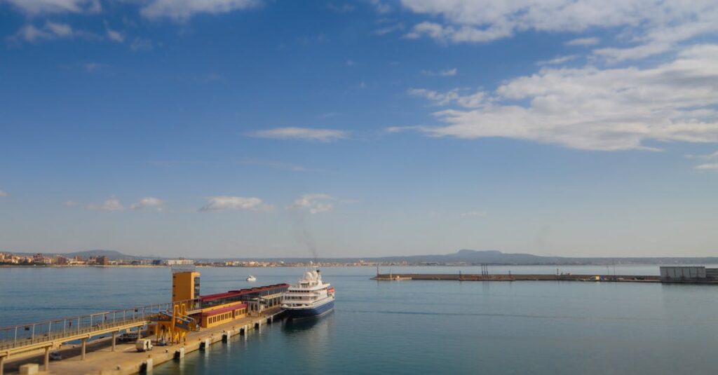 Illustration de Barcelone : le port réduit sa capacité d'accueil des navires de croisière d'ici 2030 Barcelona-cruise-port