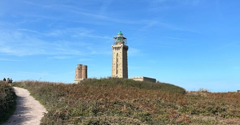 Illustration de Cap Fréhel : Quand la Nature Reprend ses Droits Cap-Frehel-lighthouse-Bretagne