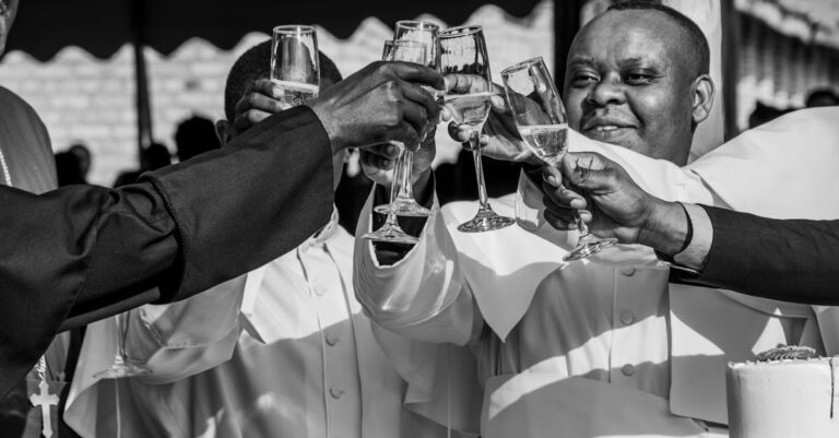 Illustration de Déficit public : Le gouvernement s'attaque aux arrêts de travail Catherine-Vautrin-podium