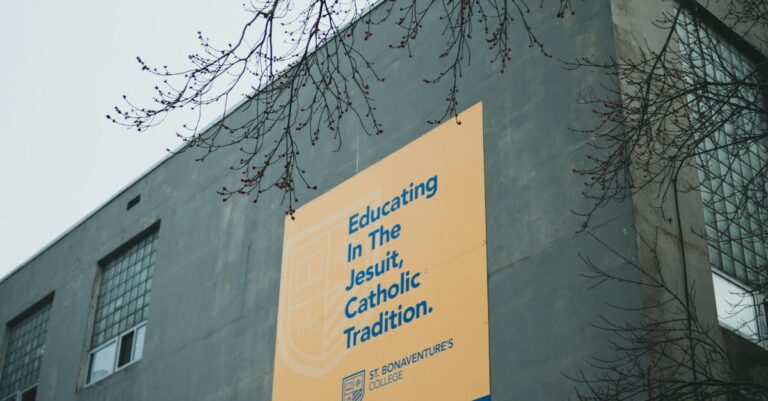 Illustration de Académie Saint-Louis : feu vert pour l'internat catholique privé Catholic-private-school-building