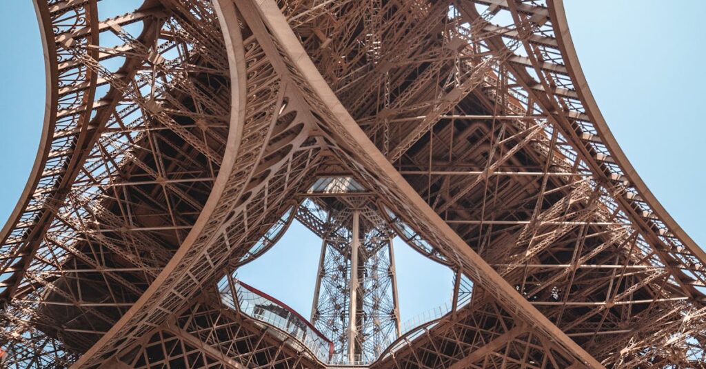 Illustration de Timbres d'été 2025 : NFTs Tour Eiffel et Marianne revisitée Eiffel-Tower-futuristic