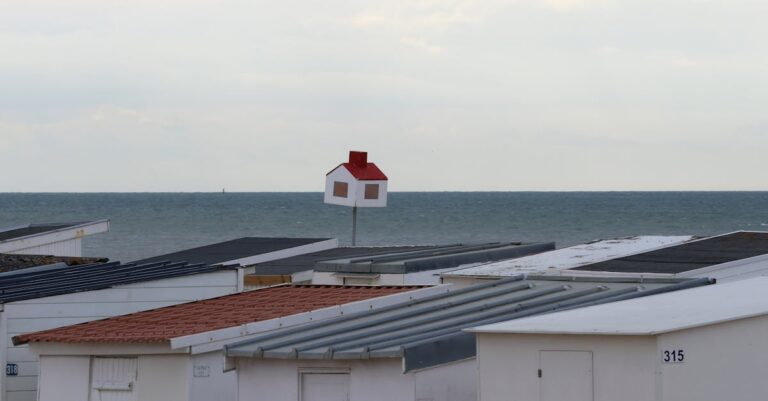 Illustration de Chômage en France : légère hausse au 2e trimestre 2025 France-Travail-building