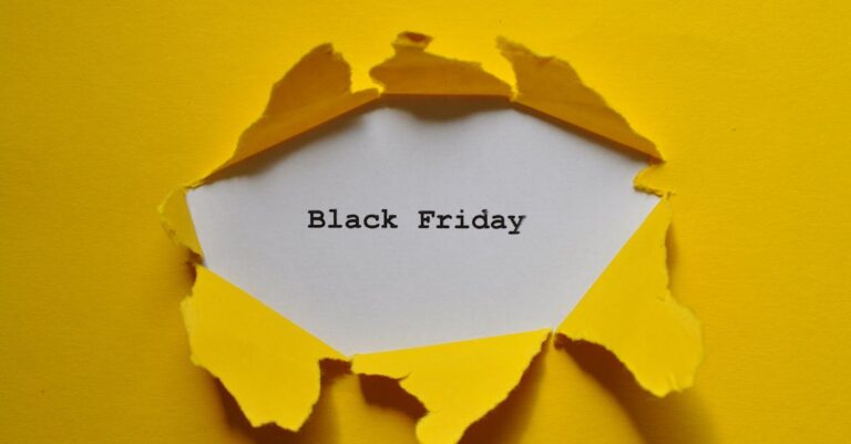 Illustration de Jours fériés : Bayrou propose de supprimer le lundi de Pâques et le 8-Mai French-Prime-Minister-budget-announcement