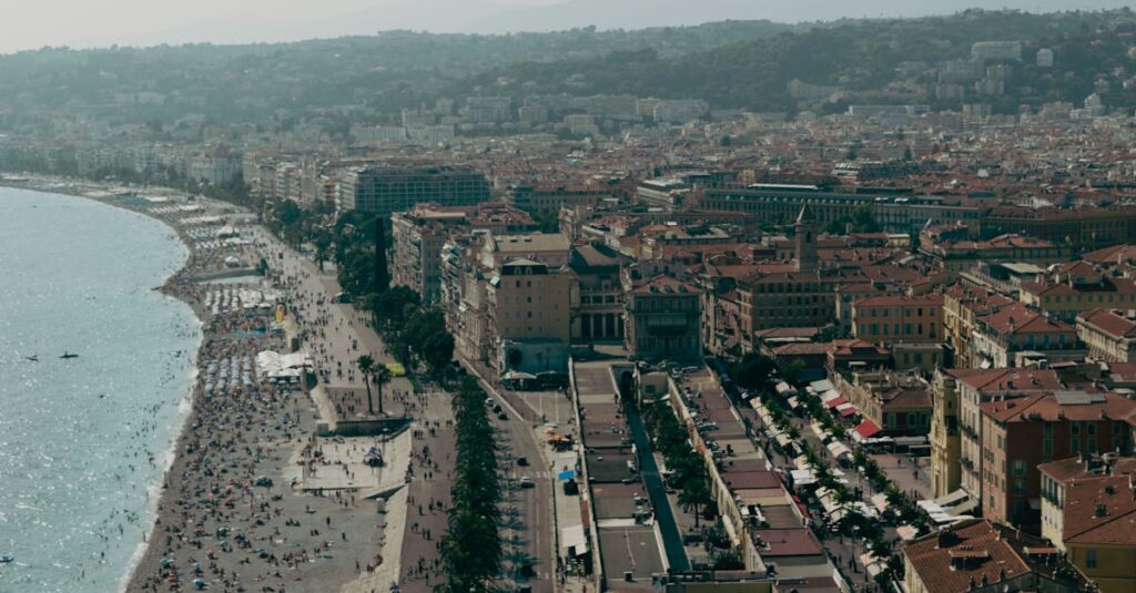 Illustration de Côte d'Azur : Les villes où il fait bon vivre en 2025 French-Riviera-coastline-panorama