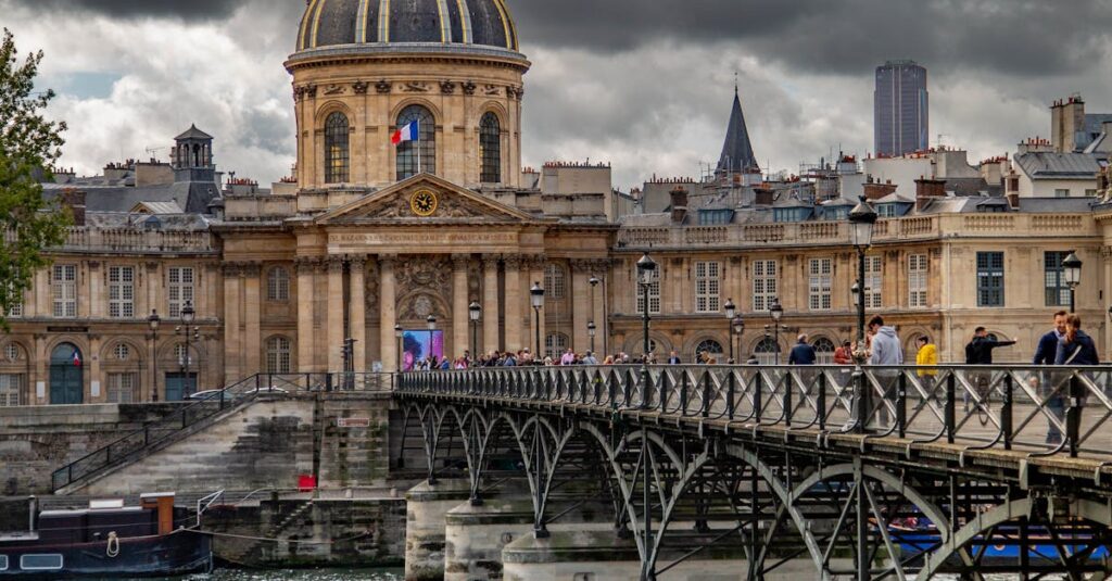 Illustration de Sénatoriales 2025 : les enjeux du non-cumul des mandats French-Senate-building-2