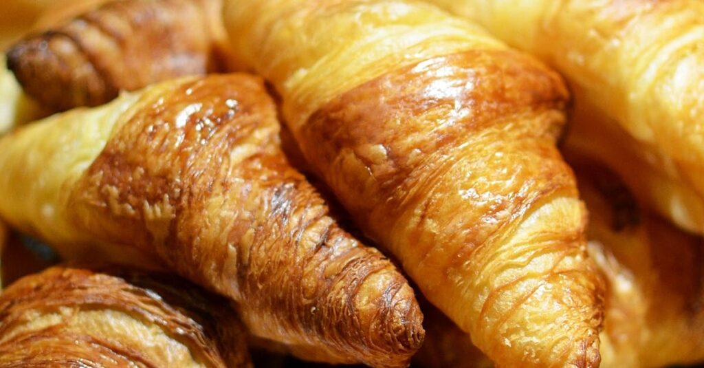 Illustration de 1er-Mai : Le Sénat vote l'ouverture de commerces, polémique en vue French-bakery-1er-Mai