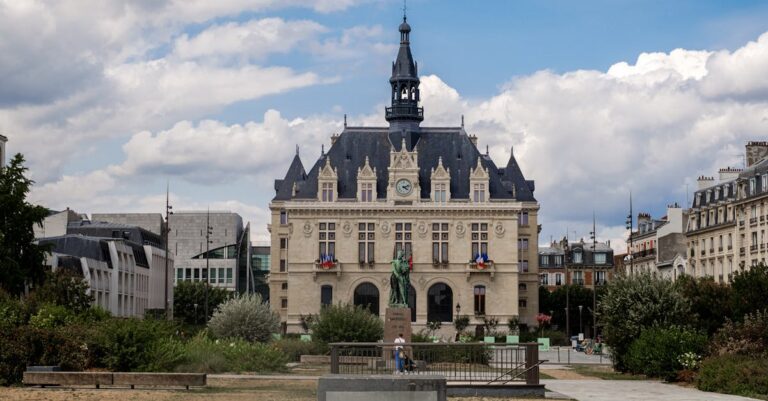 Illustration de Salaires en France : où gagne-t-on le mieux sa vie ? French-city-skyline