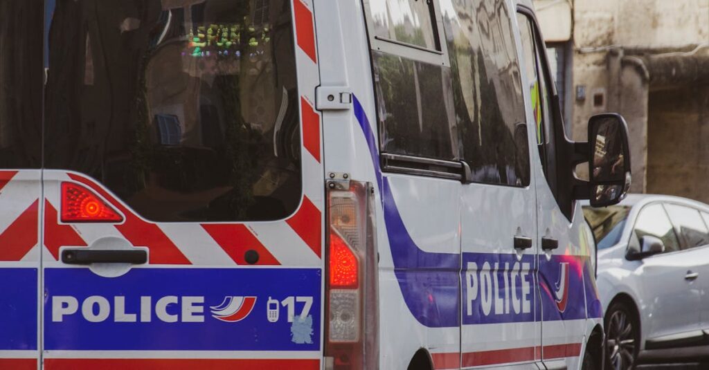 Illustration de Police Municipale : la proposition de désarmement de LFI divise la gauche French-municipal-police-car