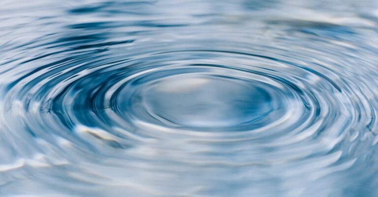 Illustration de Gaza face à une crise humanitaire mortelle : largages insuffisants Gaza-aid-drop-sea