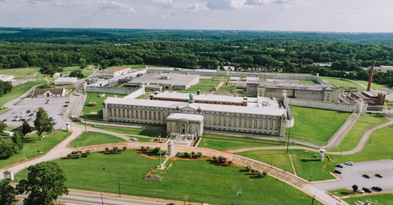 Illustration de Ghislaine Maxwell interrogée : l'affaire Epstein rebondit Ghislaine-Maxwell-prison