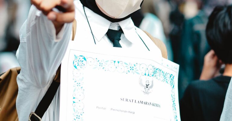 Illustration de Meloni alerte sur une "guerre commerciale" face aux menaces de Trump Giorgia-Meloni-protest