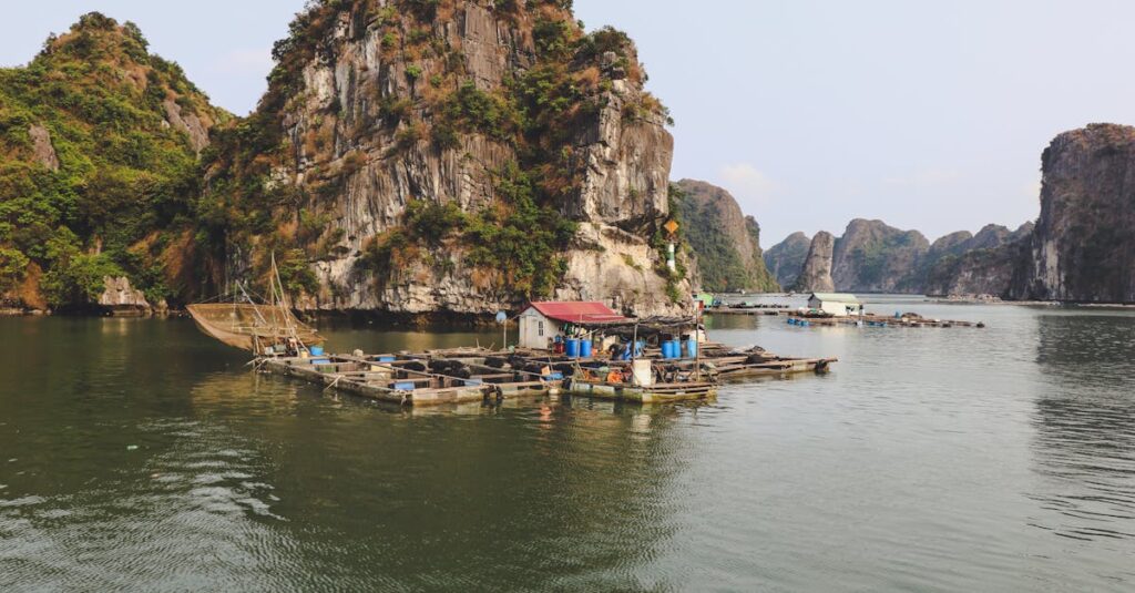Illustration de Naufrage tragique en Baie d'Along: 34 morts, 8 disparus Ha-Long-bay-boat-accident