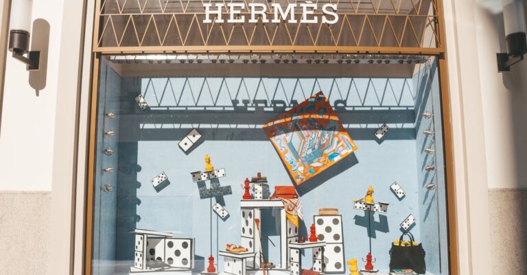 Illustration de Hermès détrône Arnault : la famille la plus riche de France en 2025 Hermes-luxury-store