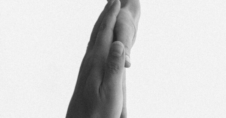 Illustration de Accord migratoire France-Royaume-Uni : un projet pilote inédit Keir-Starmer-Emmanuel-Macron-handshake