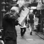 Le-Monde-newspaper-reader