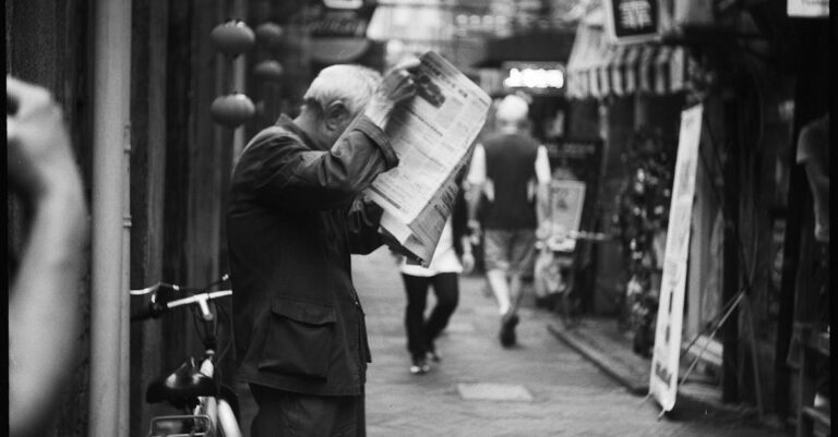 Illustration de Abonnement Le Monde : Gérer les accès simultanés Le-Monde-newspaper-reader