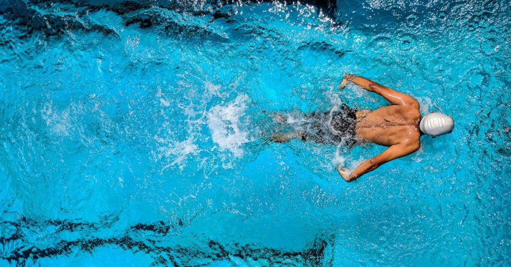 Illustration de Léon Marchand, champion du monde du 200m 4 nages à Singapour Leon-Marchand-swimming-competition