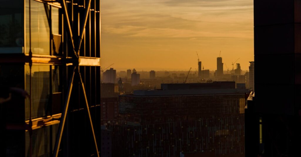 Illustration de Fin du statut « non dom » au RU : quel impact mondial ? London-skyline-financial-district