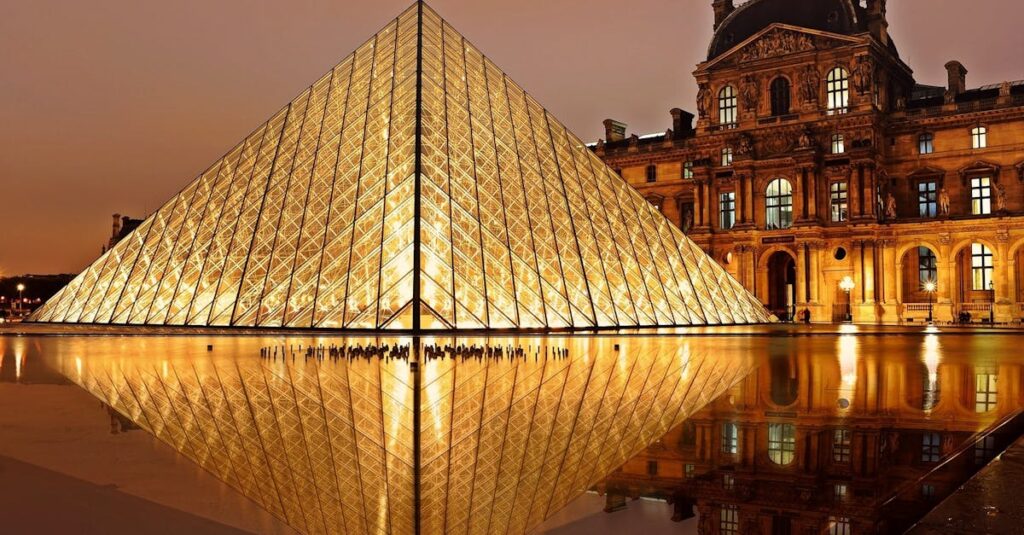 Illustration de Grands Travaux de Mitterrand : Paris, une capitale transformée Louvre-pyramid-Paris