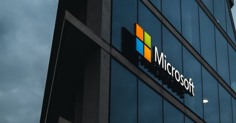Illustration de Microsoft dépasse les 4 000 milliards de dollars en bourse Microsoft-corporate-headquarters
