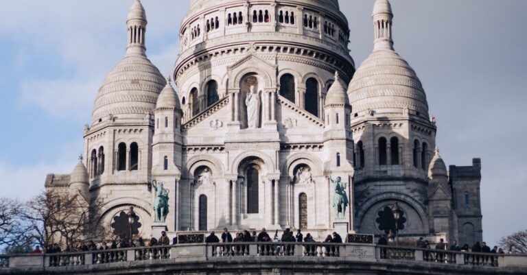 Montmartre-tourism-crowds