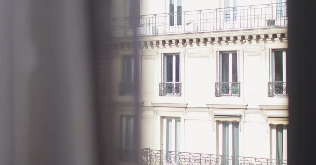 Illustration de Pénurie de logements à louer à Paris : une crise persistante Paris-apartment-building