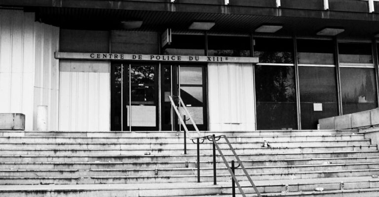 Illustration de Champs-Élysées : L'appréhension des matchs du PSG Paris-police-barricades