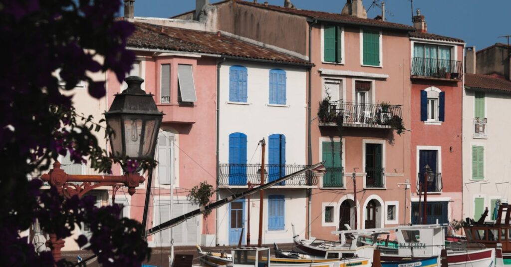 Illustration de Provence: L'histoire fascinante de sa gestion de l'eau Provence-canal-water