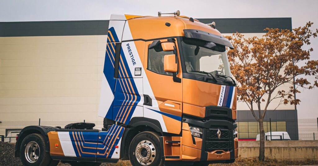 Illustration de Renault: Duncan Minto nommé DG par intérim, objectifs revus à la baisse Renault-car-factory
