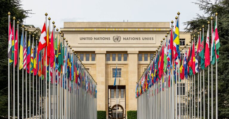 Illustration de Démission de la commission ONU enquêtant sur les droits humains en Israël et Palestine UN-building-flag