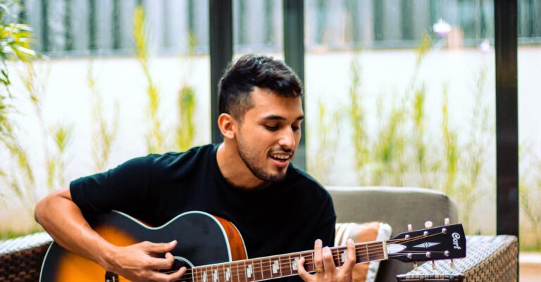 Illustration de Zaho de Sagazan interpelle Macron sur Gaza : un appel à l'action Zaho-de-Sagazan-singer