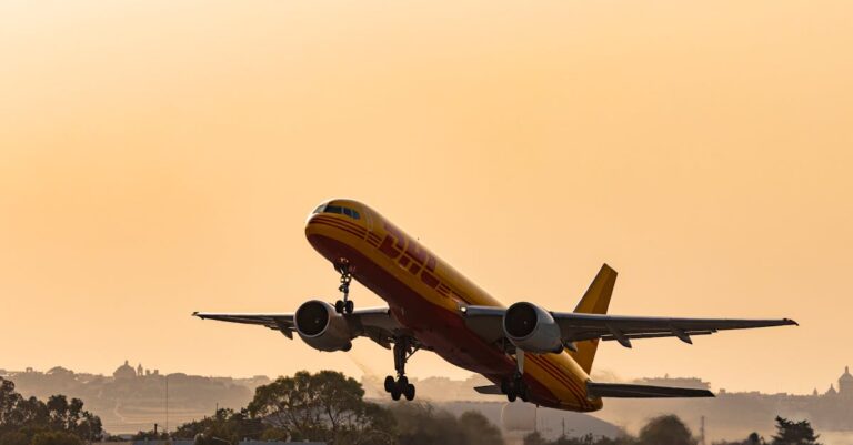 Illustration de Taxes aériennes: Philippe Tabarot alerte sur l'impact économique airplane-taking-off-sunset