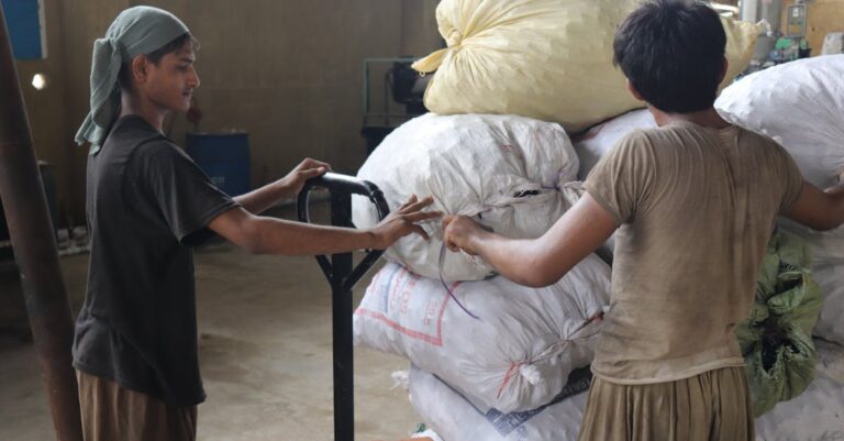 Illustration de Amazon invite ses cols blancs à la préparation des commandes Prime Day amazon-warehouse-workers