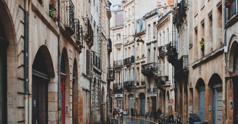 Illustration de Crous Bordeaux : directeur suspendu pour comportements inappropriés bordeaux-crous-building