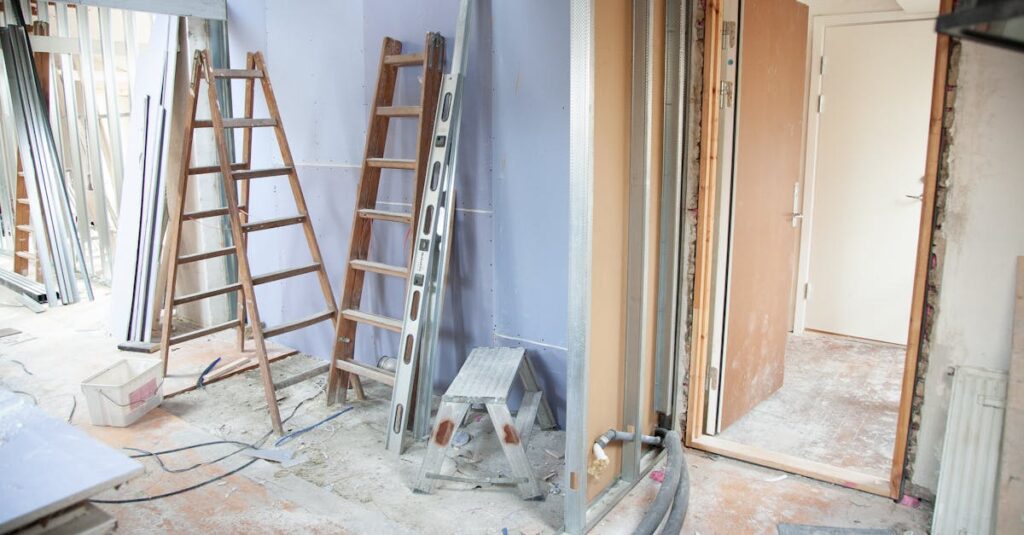 Illustration de Financer les travaux de copropriété sans emprunt building-renovation-scaffolding