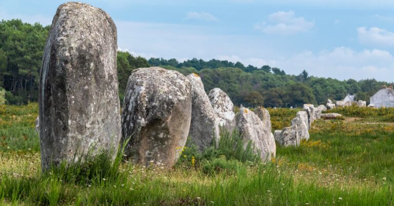 Illustration de Mégalithes de Carnac : un trésor breton classé UNESCO carnac-megaliths-menhirs