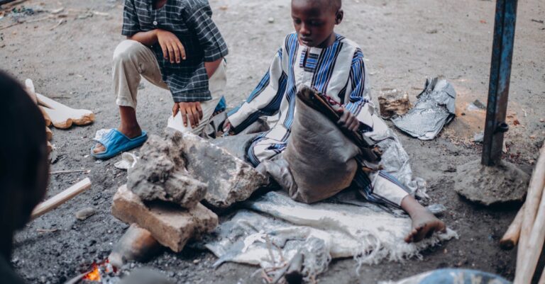 Illustration de IA et jeunes : entre aide et attachement émotionnel child-chatbot-interaction