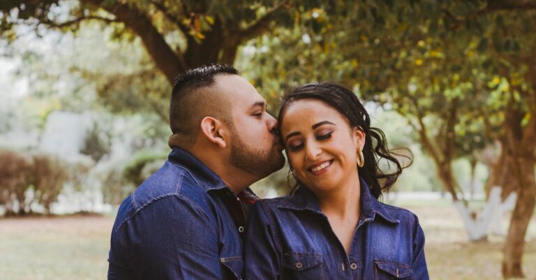 Illustration de Kiss Cam et Réseaux Sociaux : L'Infidélité Sous les Projecteurs coldplay-kiss-cam