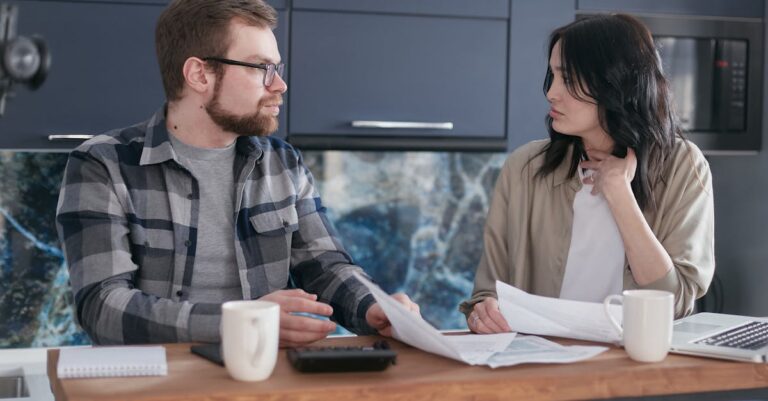 Illustration de IFI : concubins, attention au calcul de votre impôt couple-discussing-taxes