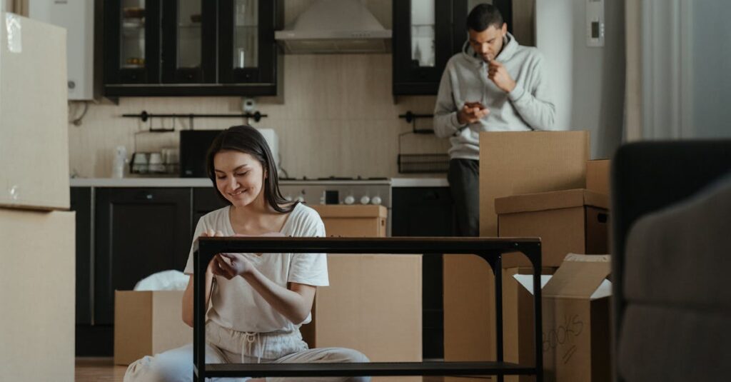 Illustration de Télétravail en couple : éviter les conflits à la maison couple-working-home-small-apartment