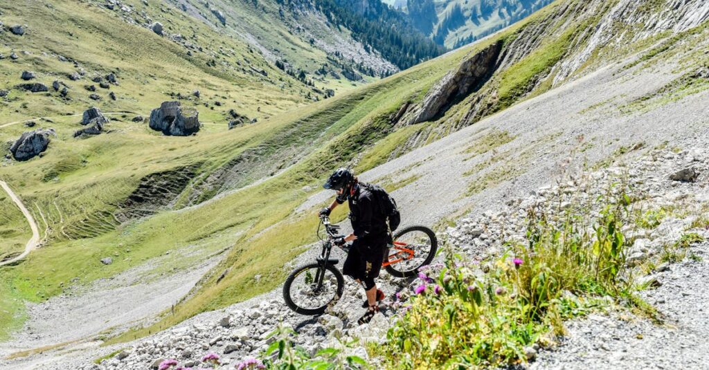 Illustration de Tour de France 2025: L'étape Albertville-La Plagne raccourcie cyclist-climbing-mountain-1