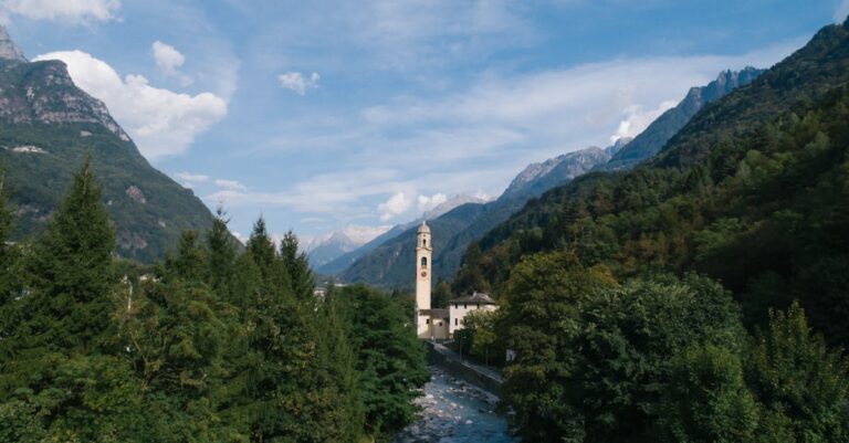 destroyed-Lebanese-village-border