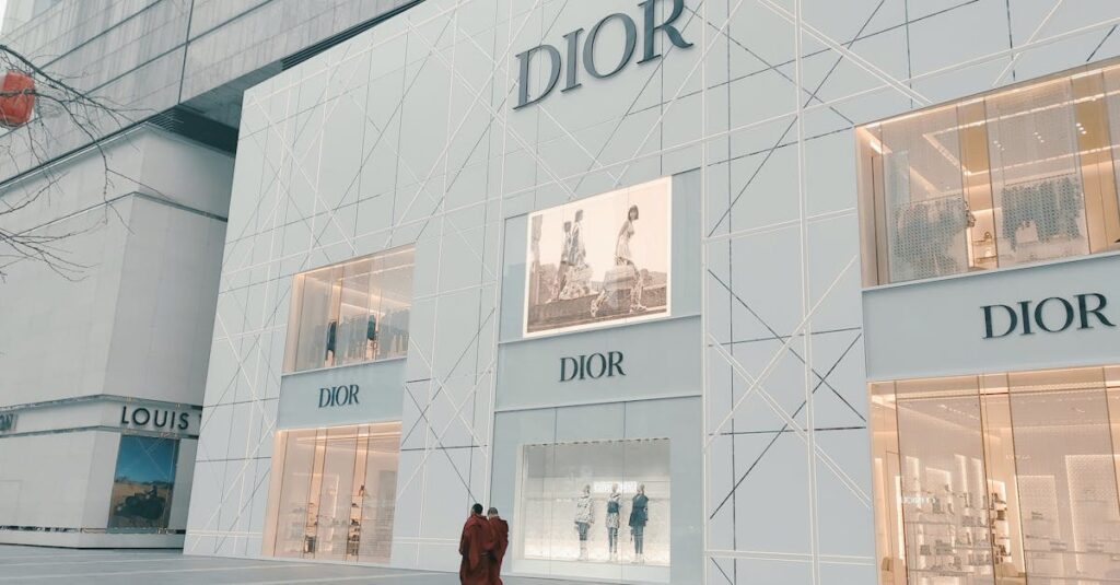 Illustration de Chute du marché du luxe en Chine : les géants LVMH et Kering impactés dior-luxury-store