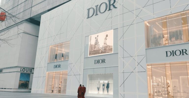 Illustration de Chute du marché du luxe en Chine : les géants LVMH et Kering impactés dior-luxury-store