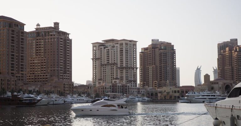 Illustration de Négociations Israël-Hamas : l'espoir d'une trêve à Gaza renaît doha-qatar-skyline