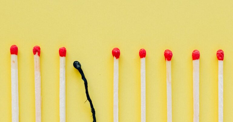 Illustration de Quiet Hiring : les pièges d'une promotion interne masquée employee-burnout