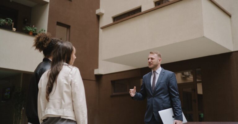 Illustration de Faux couple : l'astuce pour louer malgré la crise du logement family-apartment-search