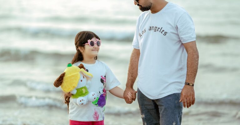 Illustration de Vacances en famille : tensions et joies des étés multigénérationnels family-summer-beach