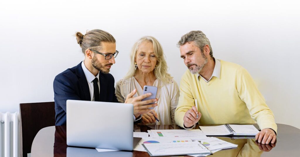 Illustration de Optimisez votre patrimoine : la fiscalité comme levier financial-advisor-client-discussion