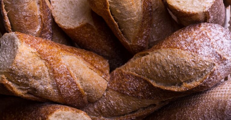 Illustration de La baguette délaissée par les jeunes : une menace pour l'artisanat ? french-baguette-bakery